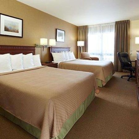Quality Inn & Suites Pe Trudeau Airport Dorval Bagian luar foto