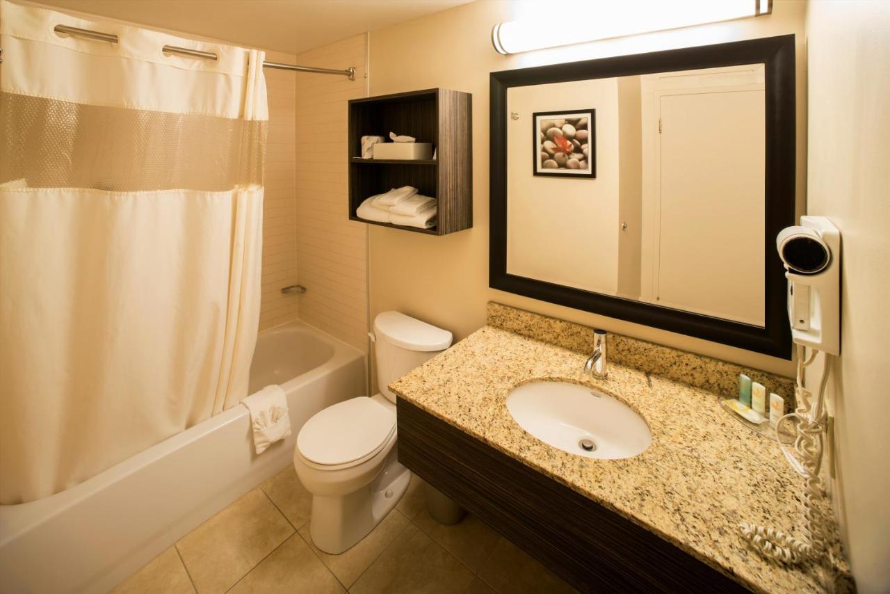 Quality Inn & Suites Pe Trudeau Airport Dorval Bagian luar foto