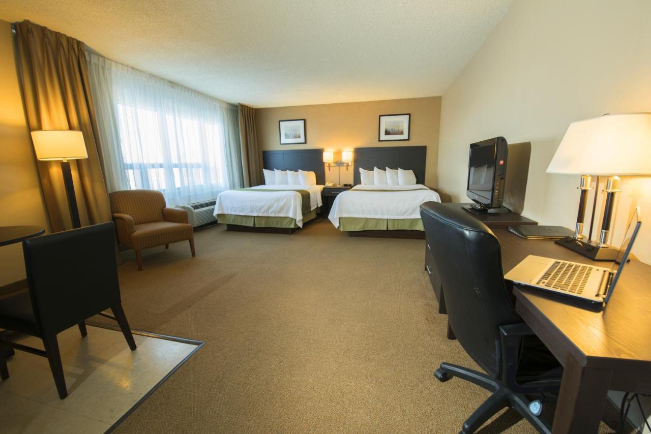 Quality Inn & Suites Pe Trudeau Airport Dorval Bagian luar foto