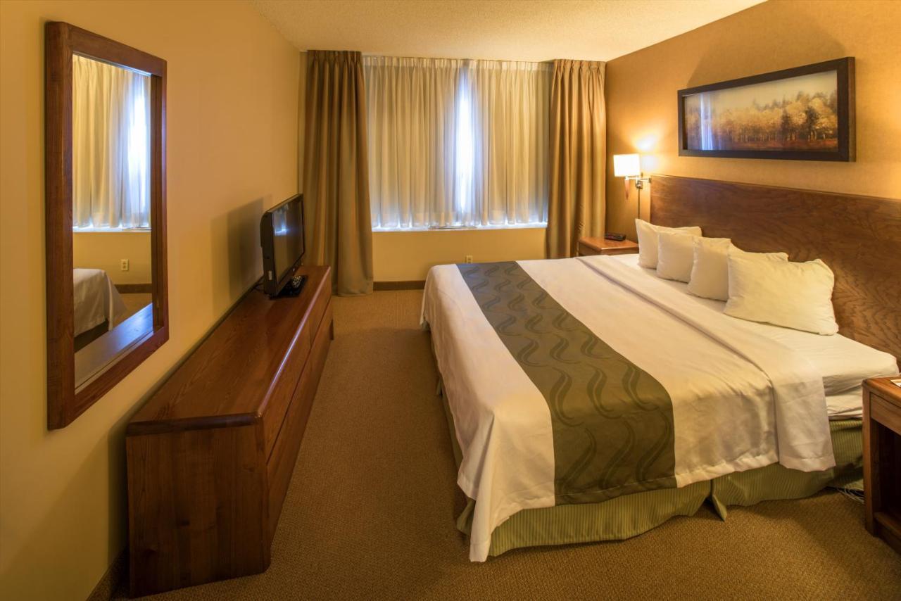 Quality Inn & Suites Pe Trudeau Airport Dorval Bagian luar foto