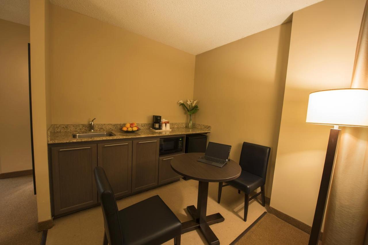 Quality Inn & Suites Pe Trudeau Airport Dorval Bagian luar foto
