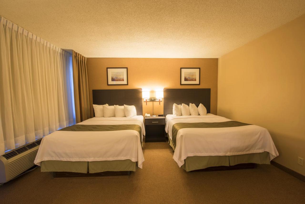 Quality Inn & Suites Pe Trudeau Airport Dorval Bagian luar foto