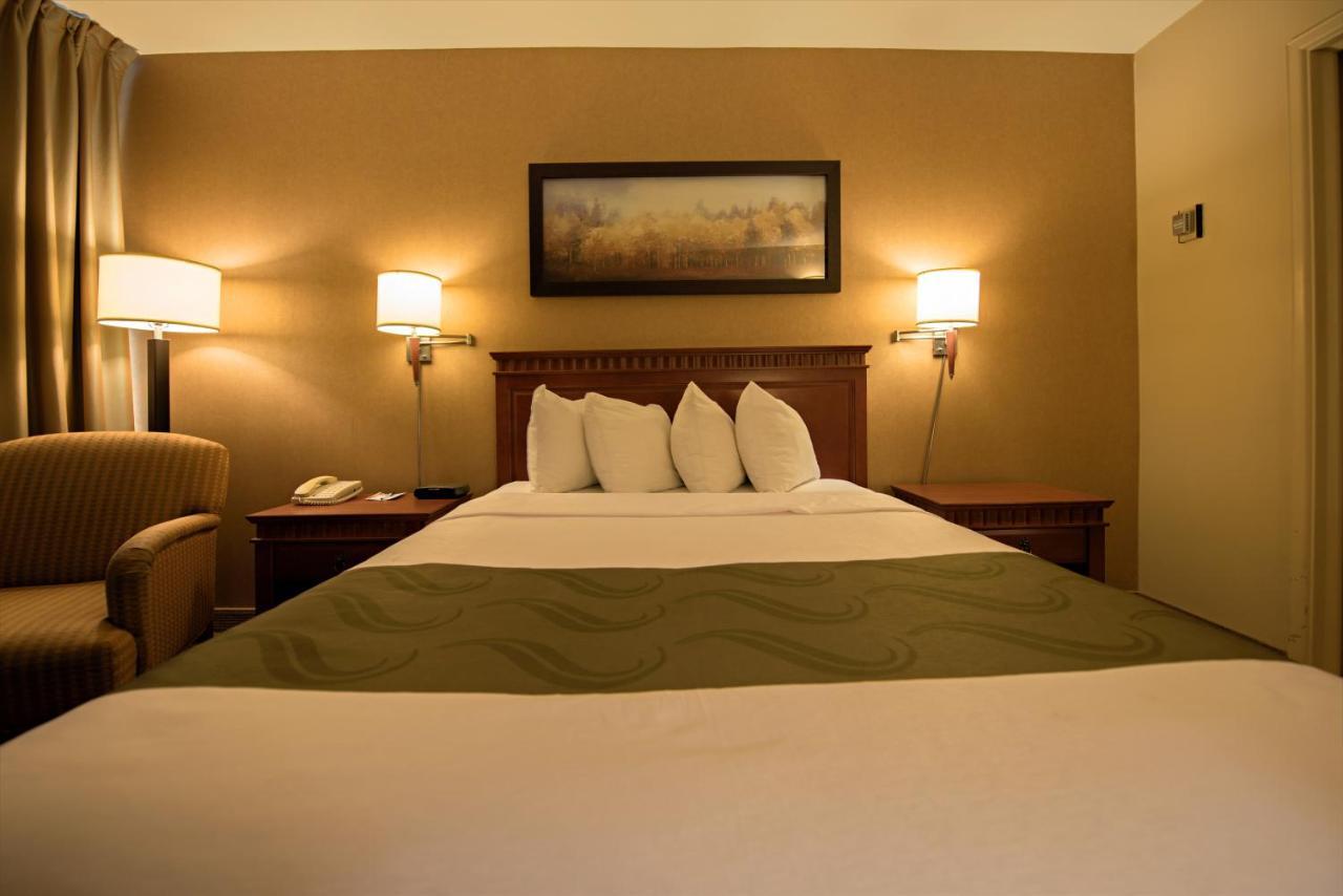 Quality Inn & Suites Pe Trudeau Airport Dorval Bagian luar foto