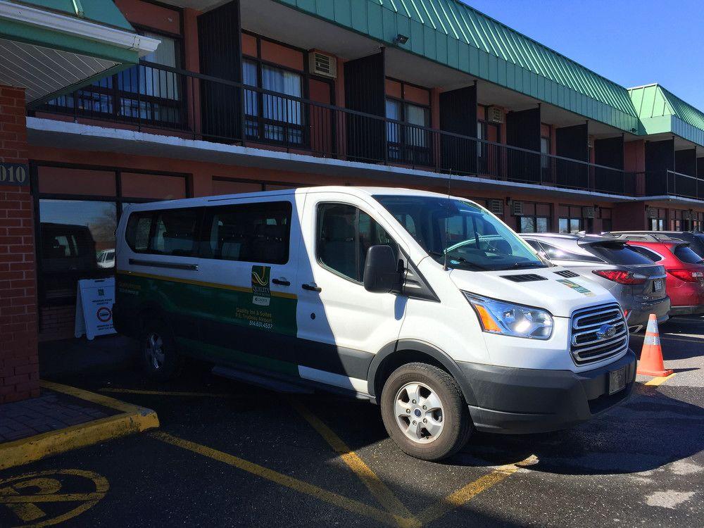 Quality Inn & Suites Pe Trudeau Airport Dorval Bagian luar foto