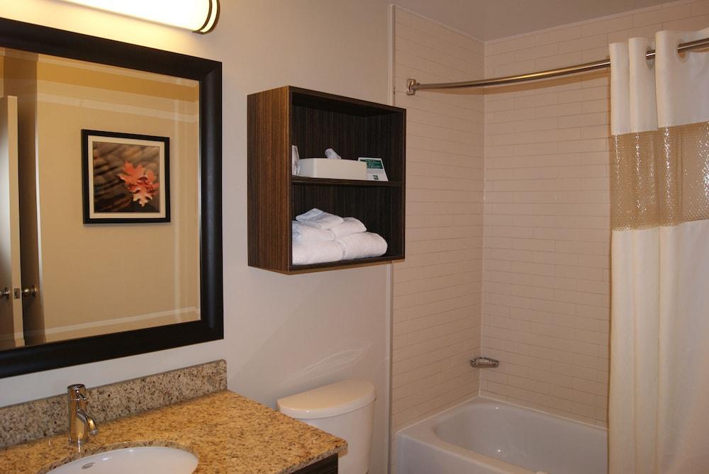 Quality Inn & Suites Pe Trudeau Airport Dorval Bagian luar foto
