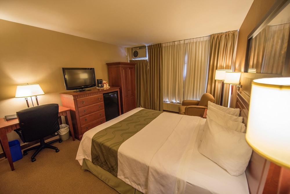 Quality Inn & Suites Pe Trudeau Airport Dorval Bagian luar foto