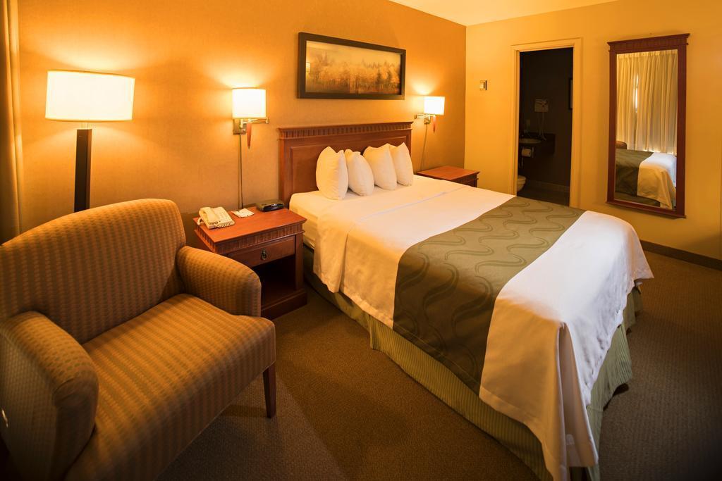 Quality Inn & Suites Pe Trudeau Airport Dorval Bagian luar foto
