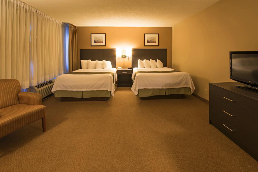 Quality Inn & Suites Pe Trudeau Airport Dorval Bagian luar foto