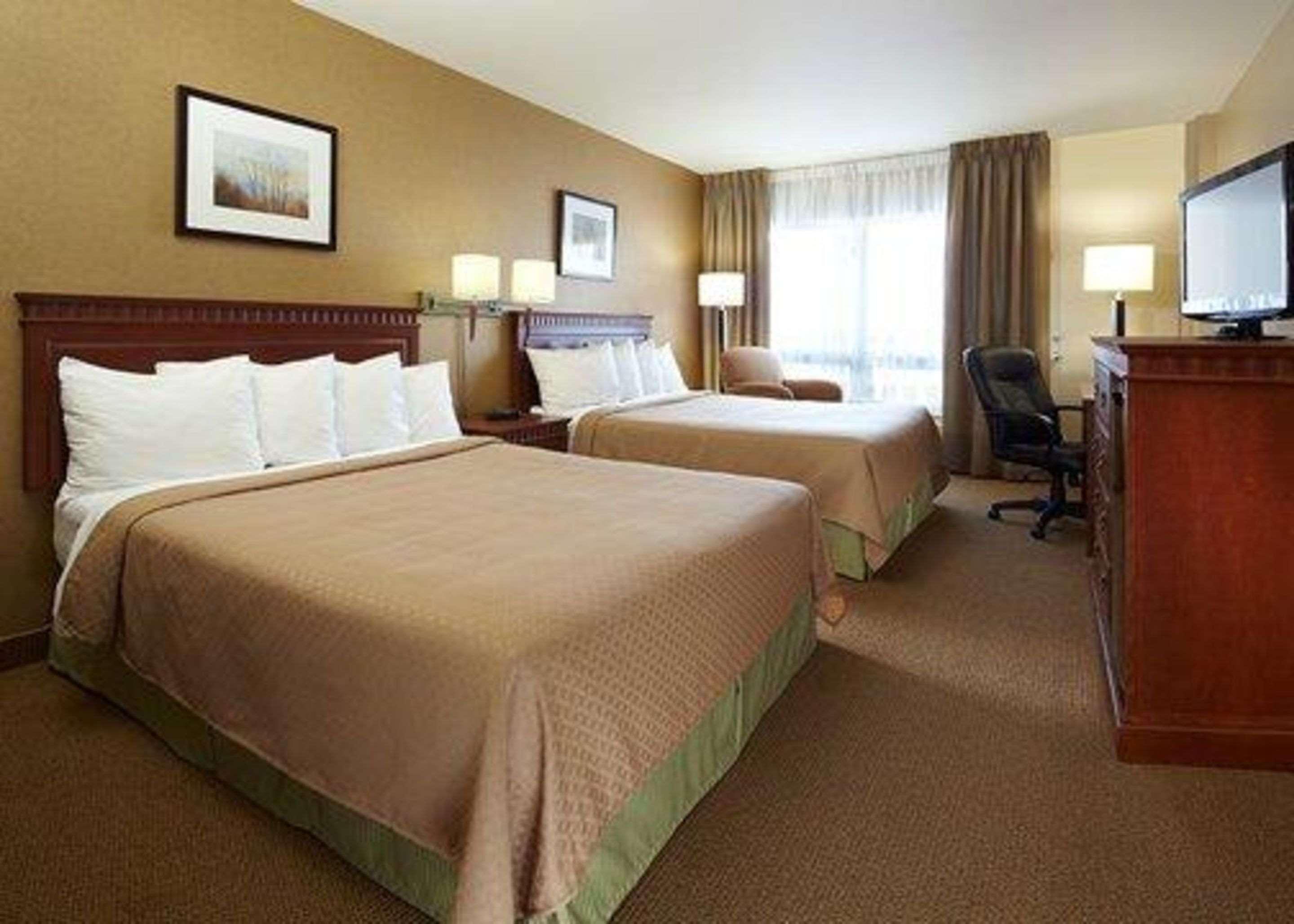 Quality Inn & Suites Pe Trudeau Airport Dorval Bagian luar foto