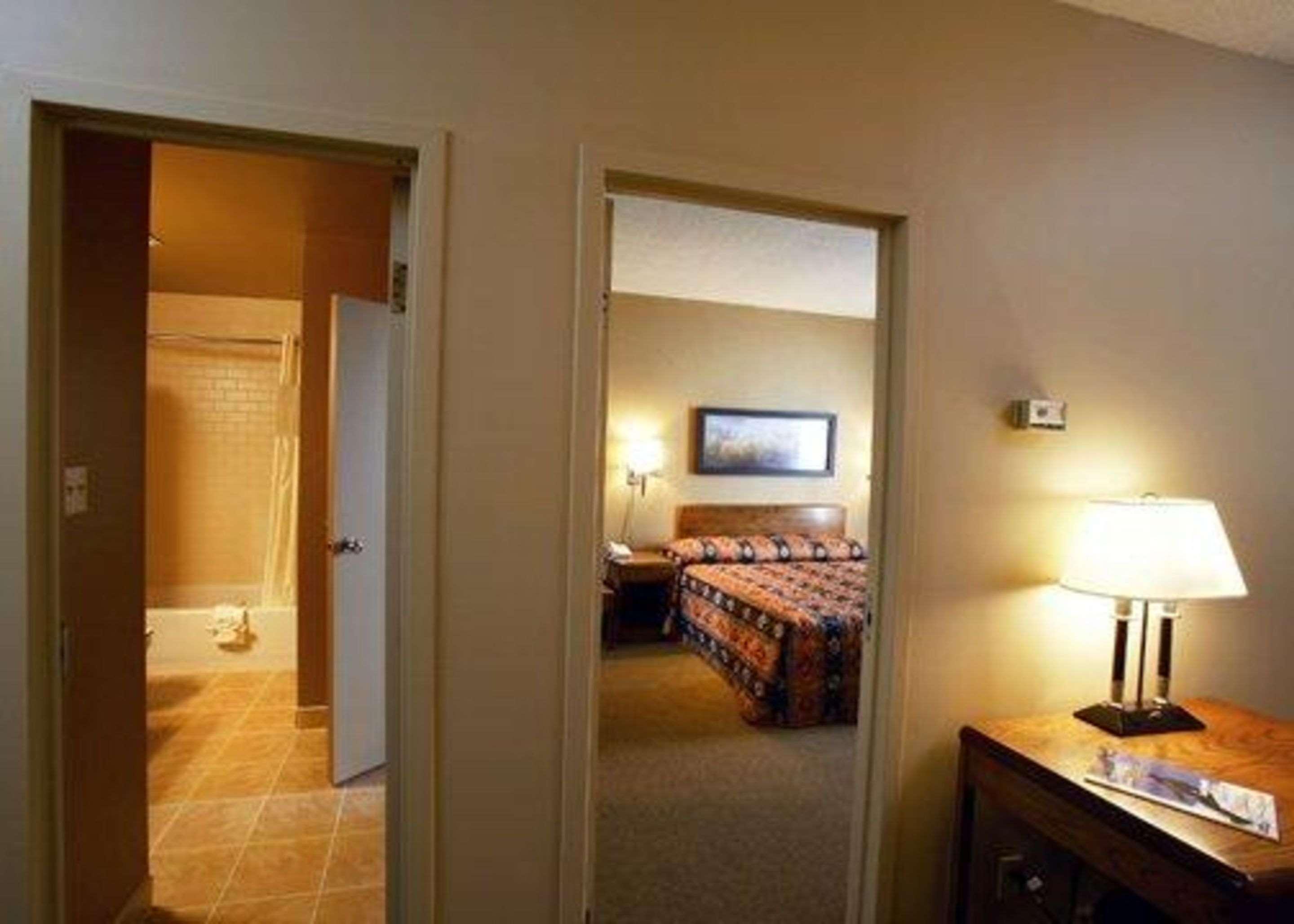 Quality Inn & Suites Pe Trudeau Airport Dorval Bagian luar foto