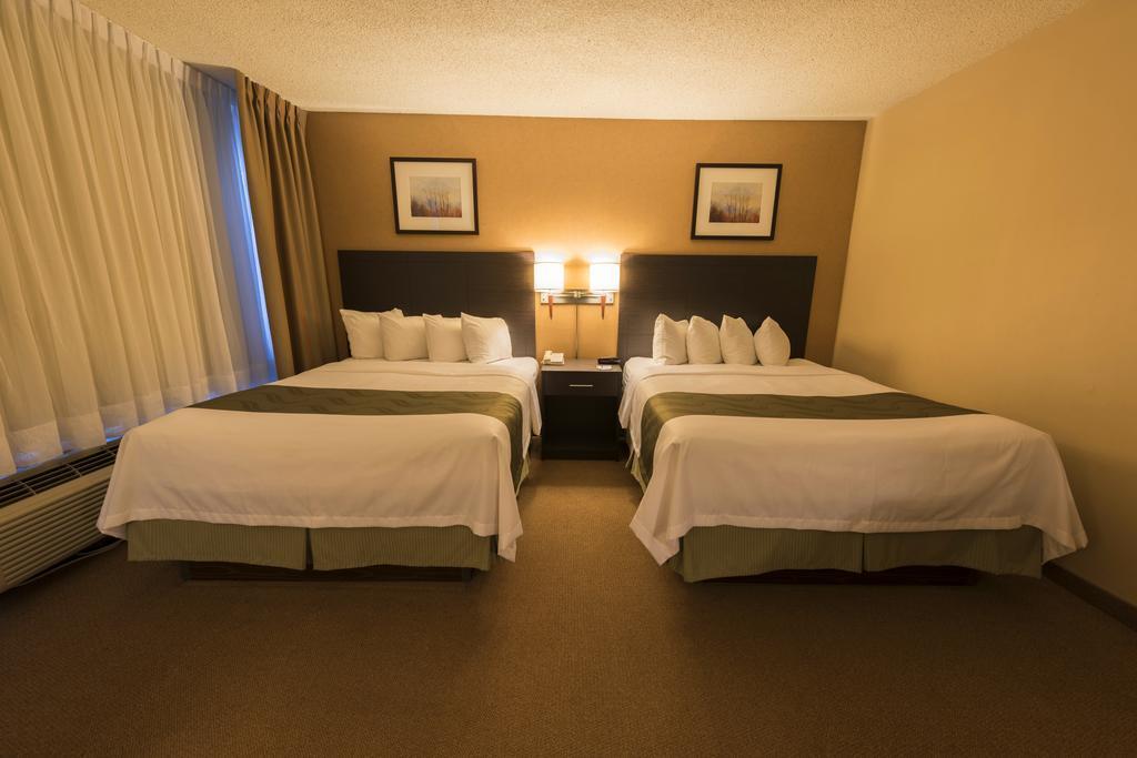 Quality Inn & Suites Pe Trudeau Airport Dorval Bagian luar foto