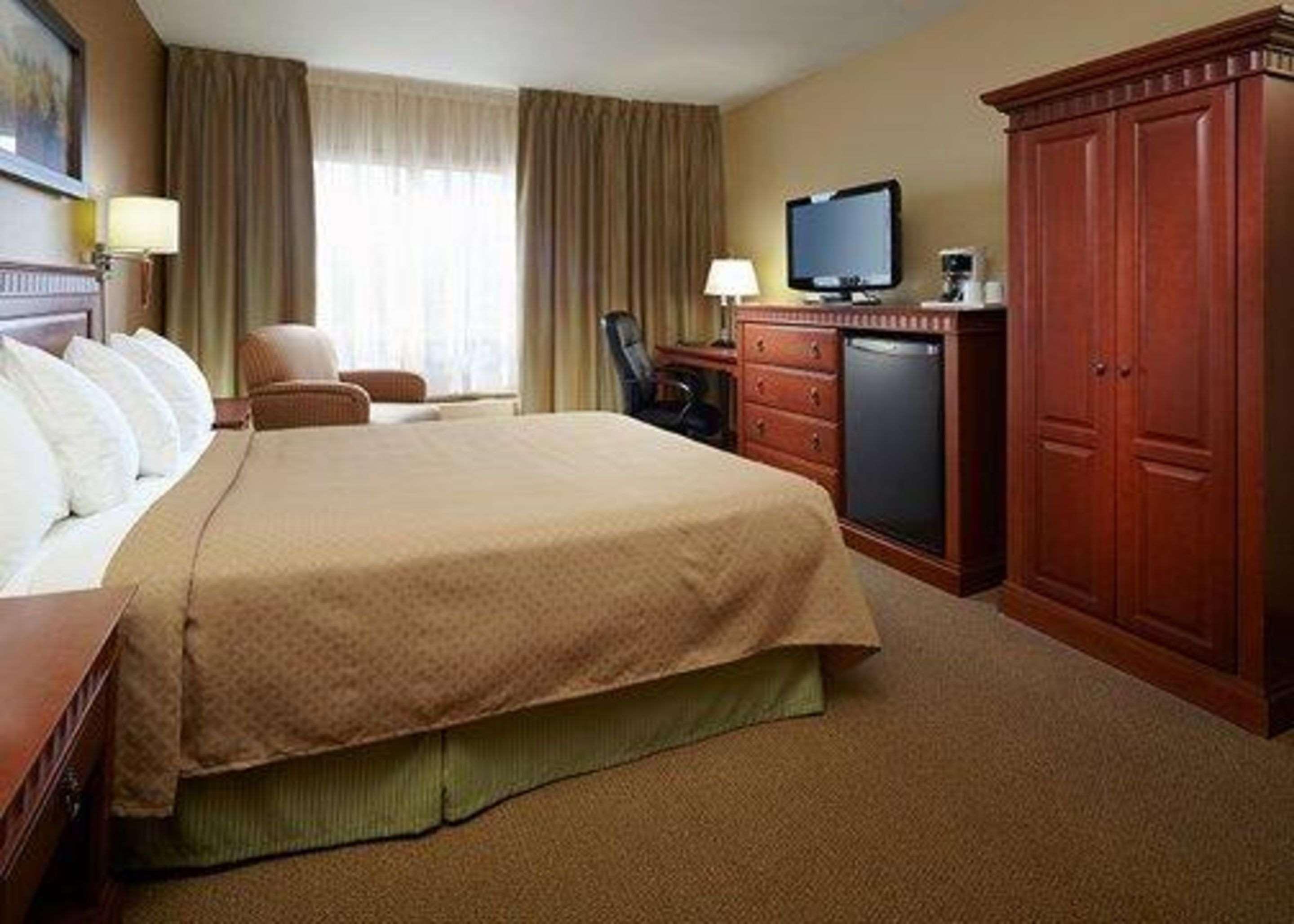 Quality Inn & Suites Pe Trudeau Airport Dorval Bagian luar foto