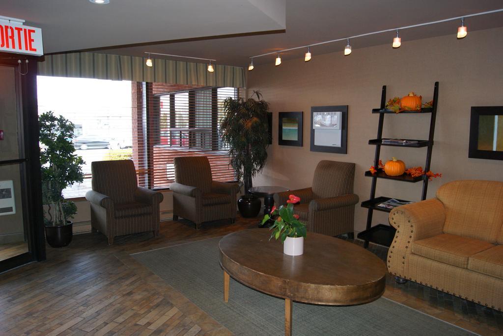 Quality Inn & Suites Pe Trudeau Airport Dorval Bagian luar foto