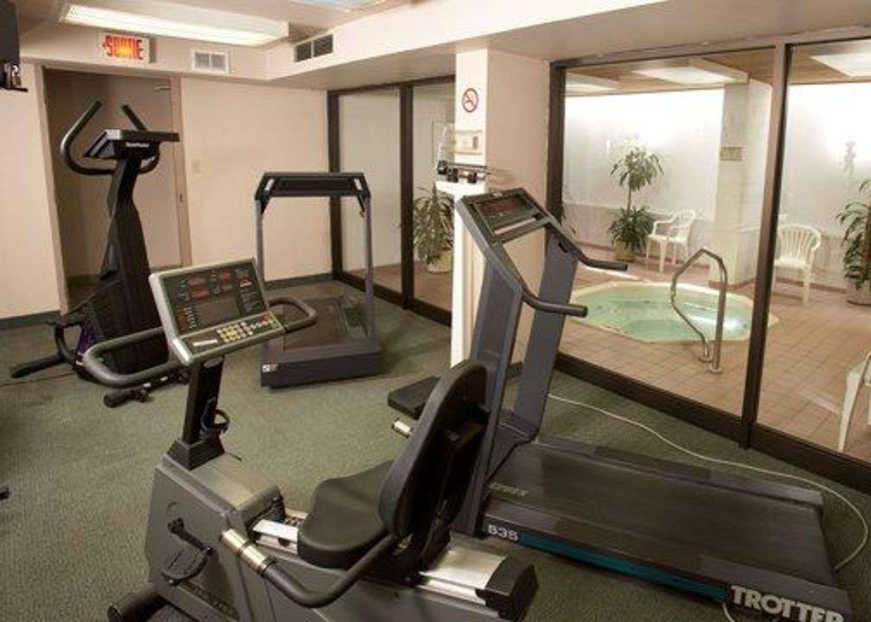 Quality Inn & Suites Pe Trudeau Airport Dorval Bagian luar foto