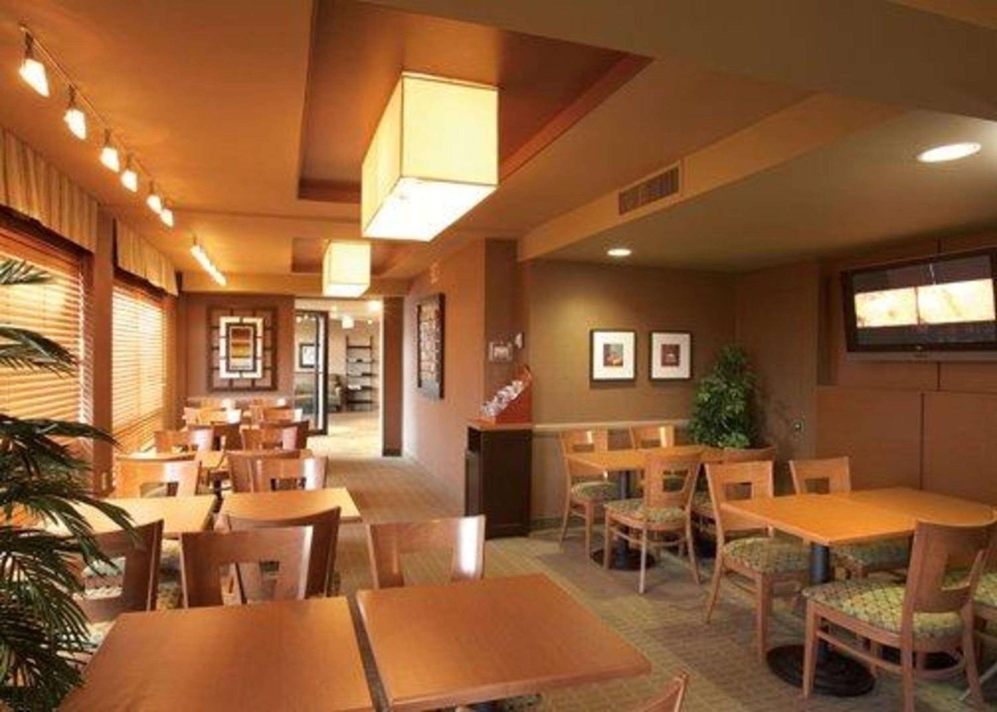 Quality Inn & Suites Pe Trudeau Airport Dorval Bagian luar foto