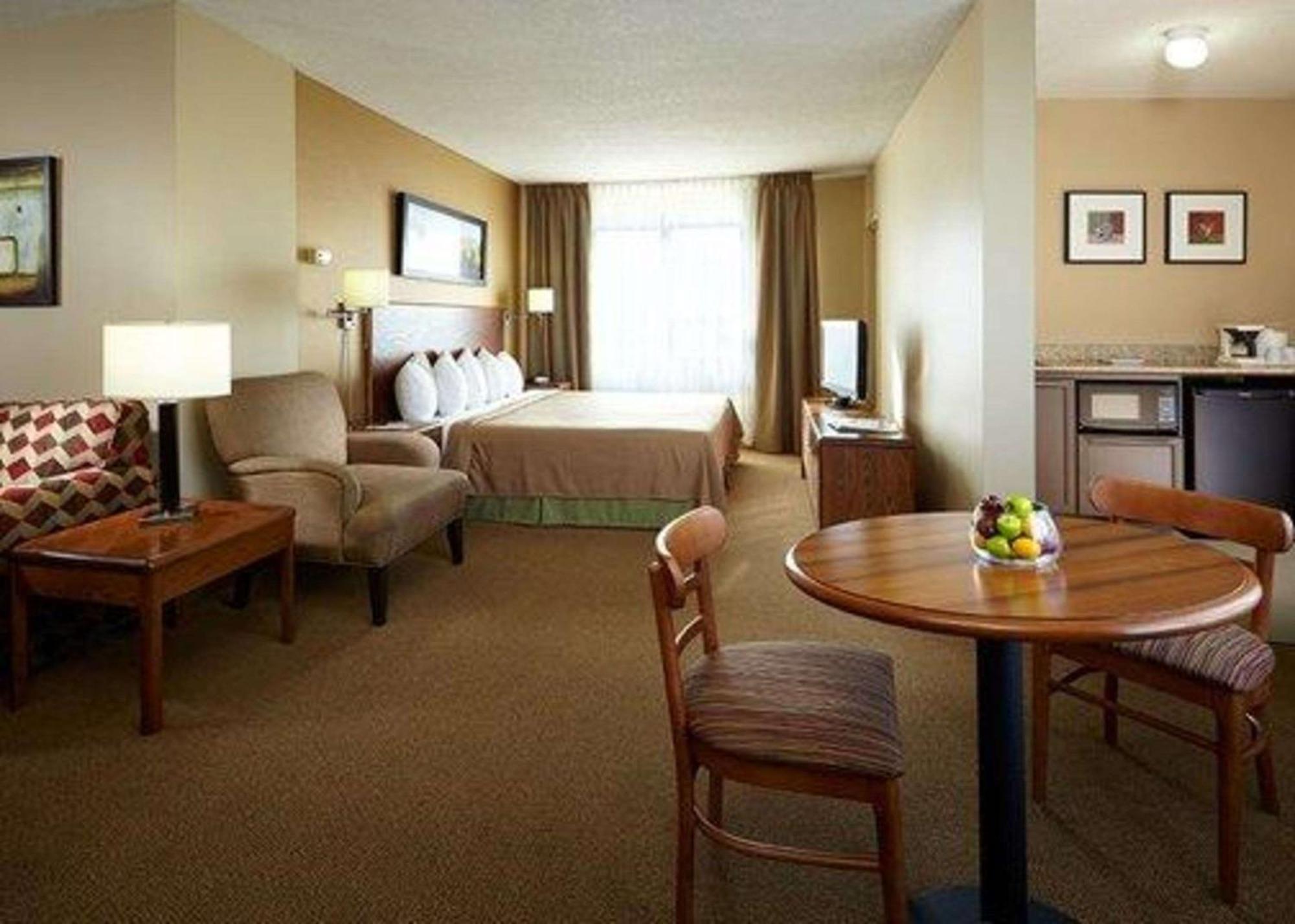 Quality Inn & Suites Pe Trudeau Airport Dorval Bagian luar foto