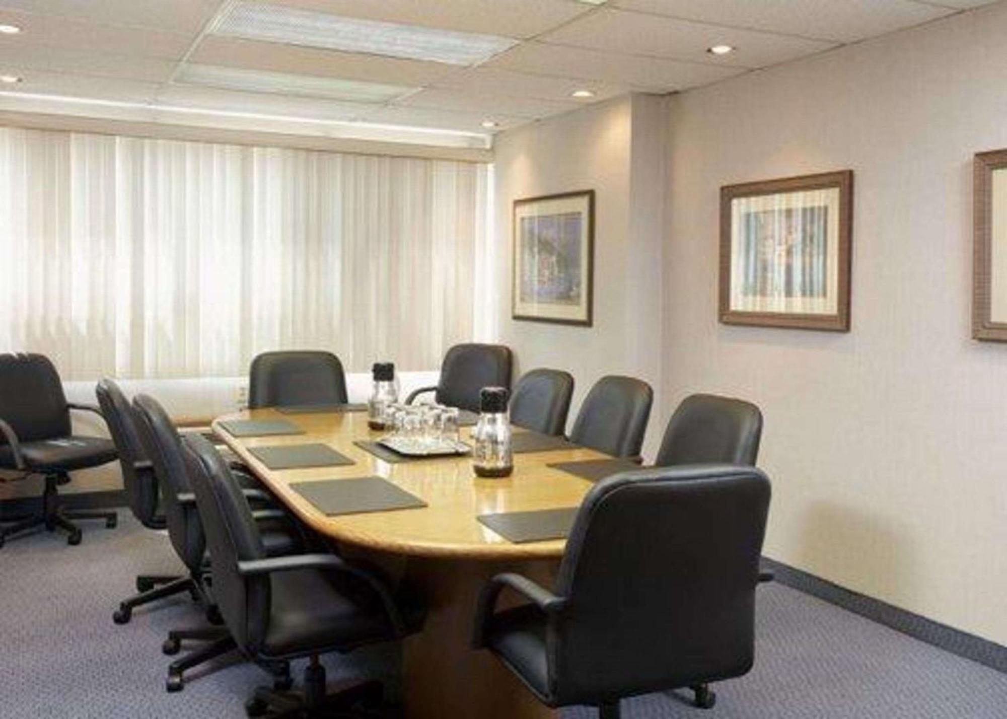 Quality Inn & Suites Pe Trudeau Airport Dorval Bagian luar foto