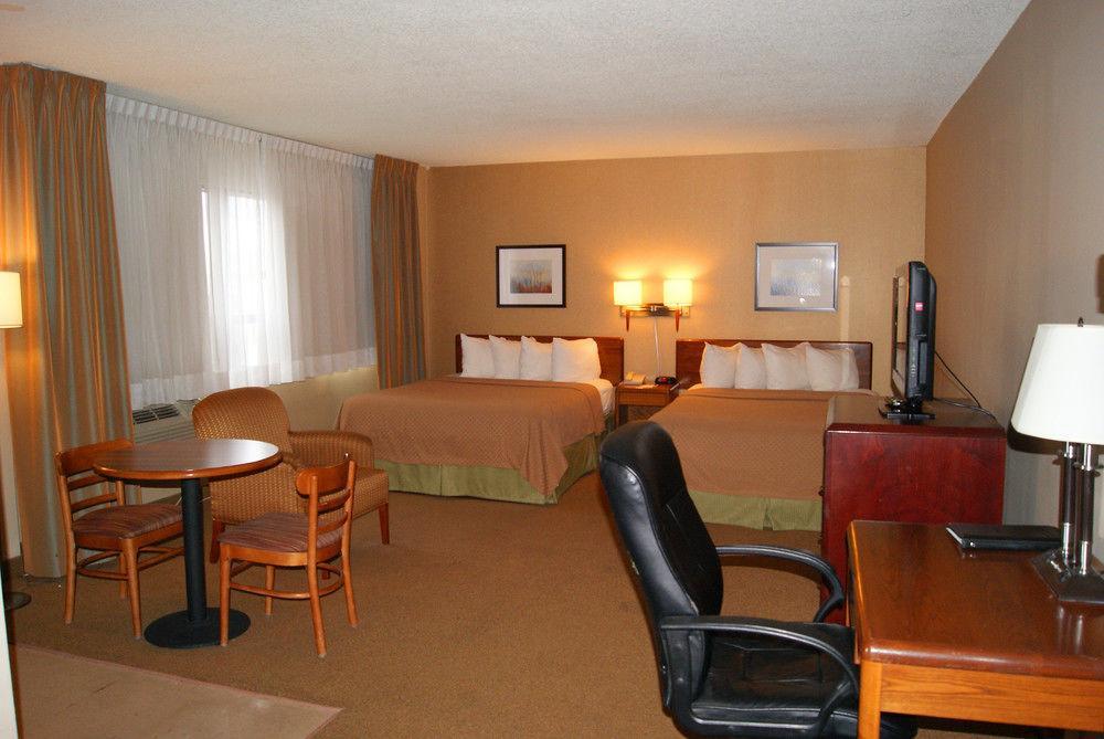 Quality Inn & Suites Pe Trudeau Airport Dorval Bagian luar foto