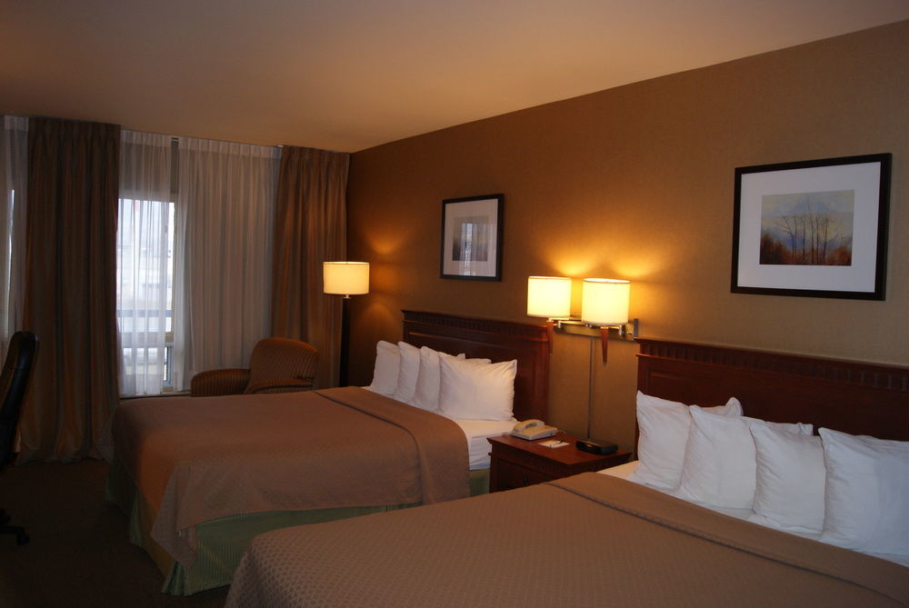 Quality Inn & Suites Pe Trudeau Airport Dorval Bagian luar foto