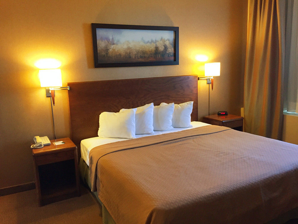 Quality Inn & Suites Pe Trudeau Airport Dorval Bagian luar foto