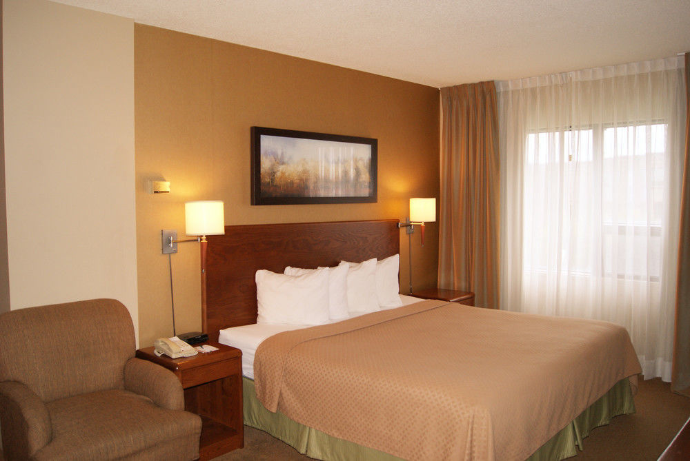 Quality Inn & Suites Pe Trudeau Airport Dorval Bagian luar foto