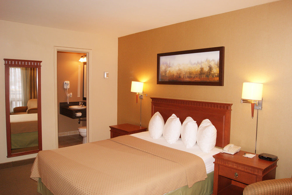 Quality Inn & Suites Pe Trudeau Airport Dorval Bagian luar foto