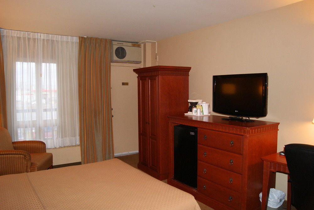 Quality Inn & Suites Pe Trudeau Airport Dorval Bagian luar foto