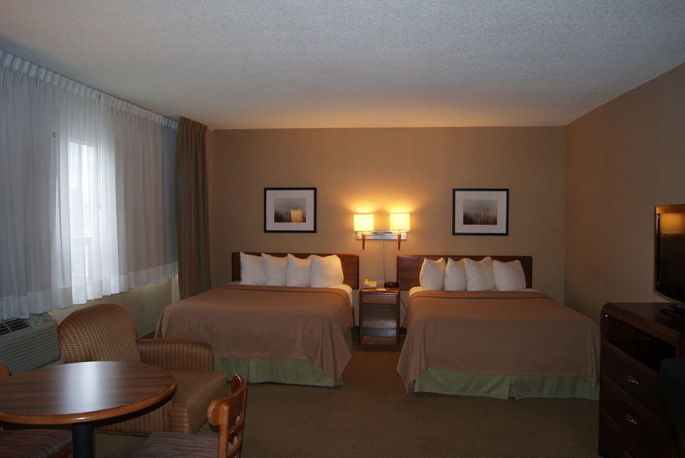 Quality Inn & Suites Pe Trudeau Airport Dorval Bagian luar foto