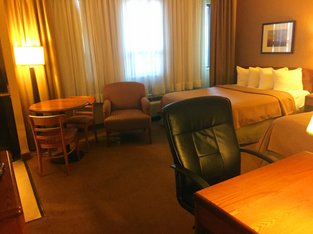 Quality Inn & Suites Pe Trudeau Airport Dorval Bagian luar foto