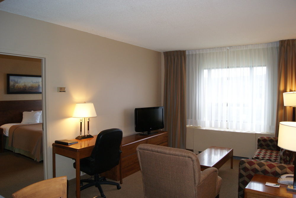 Quality Inn & Suites Pe Trudeau Airport Dorval Bagian luar foto