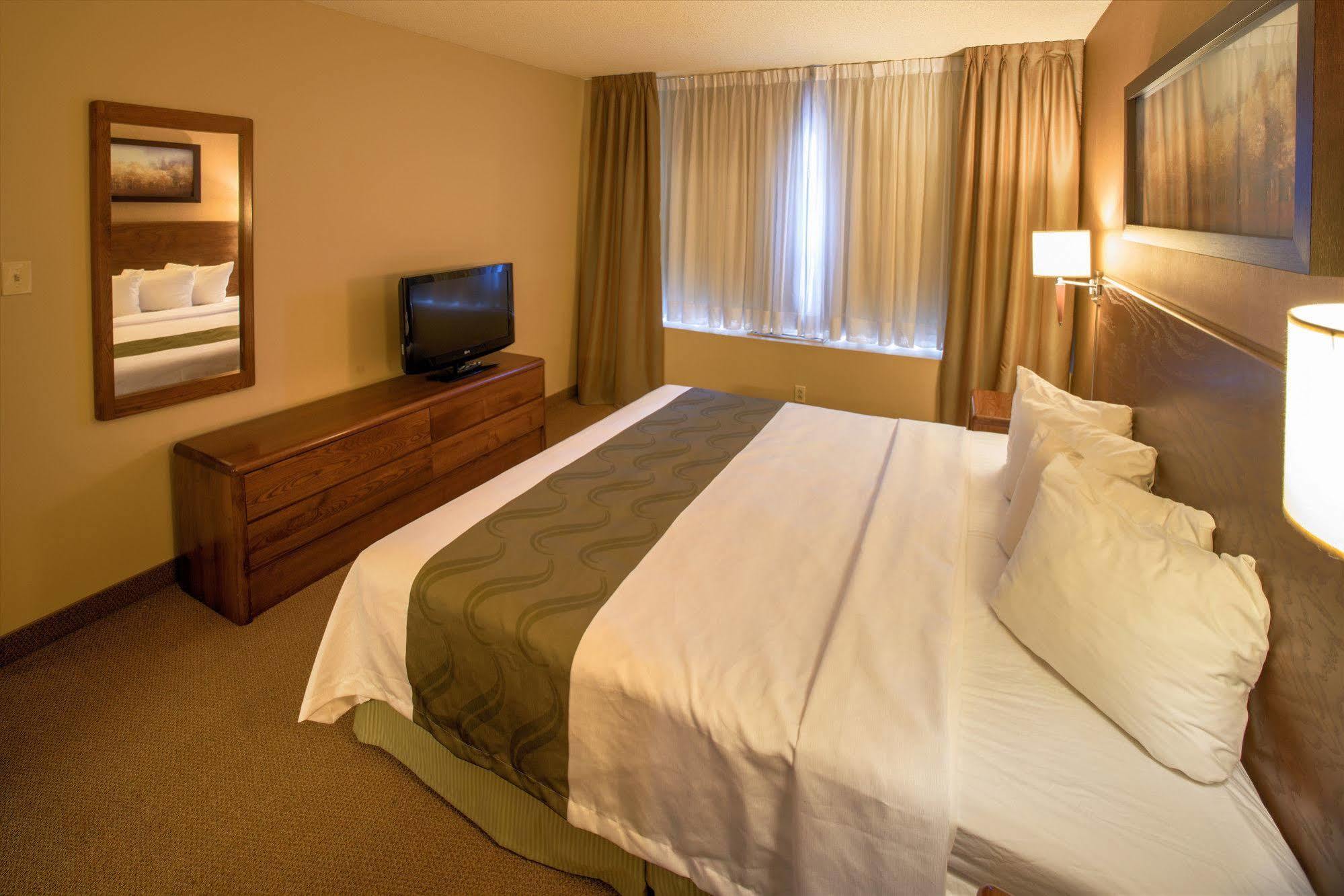 Quality Inn & Suites Pe Trudeau Airport Dorval Bagian luar foto