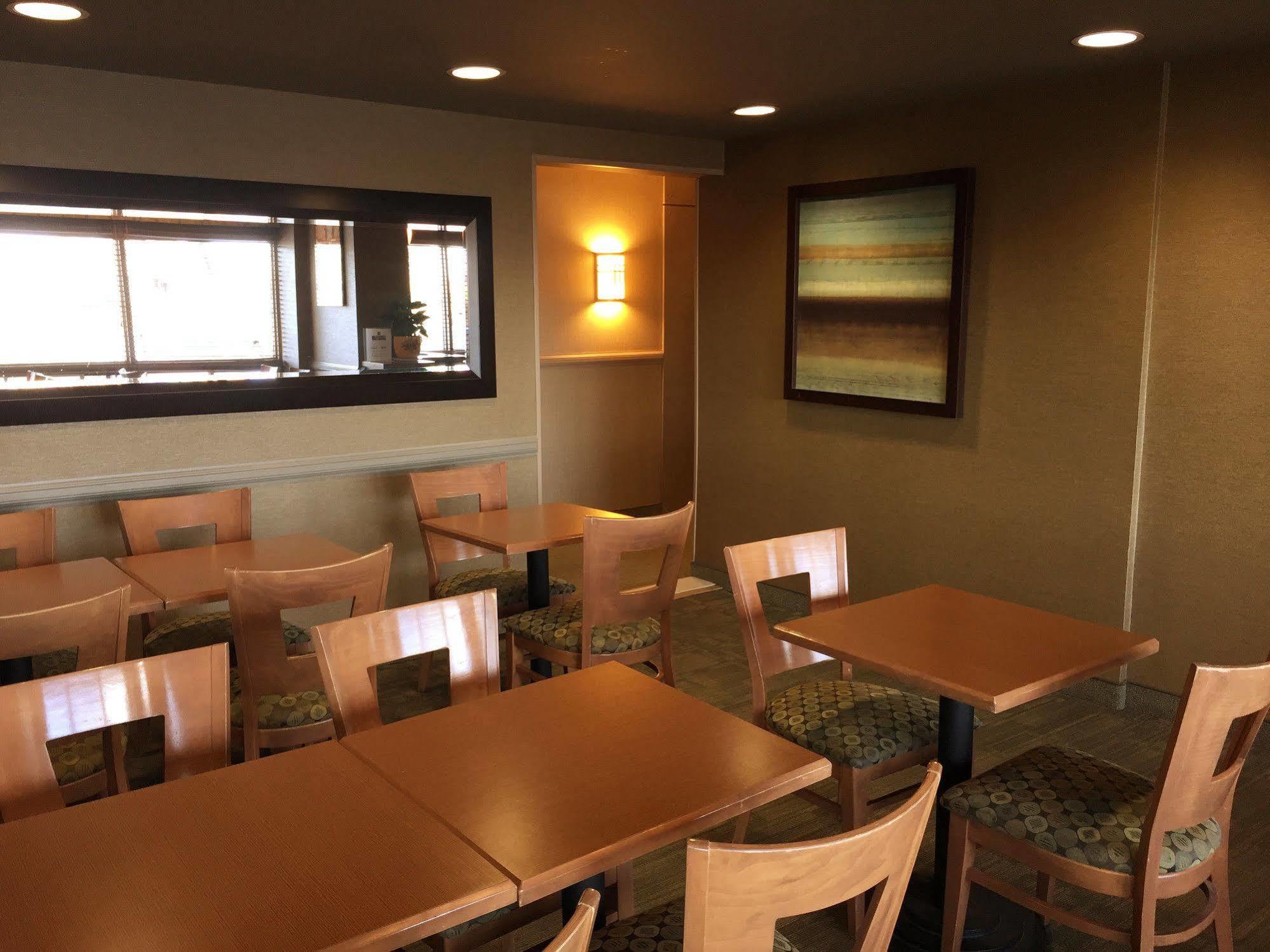 Quality Inn & Suites Pe Trudeau Airport Dorval Bagian luar foto