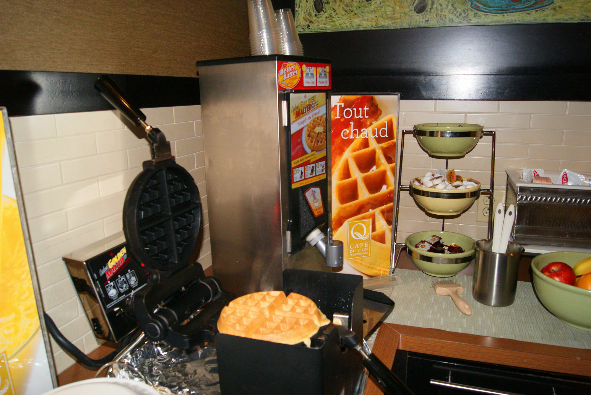 Quality Inn & Suites Pe Trudeau Airport Dorval Bagian luar foto