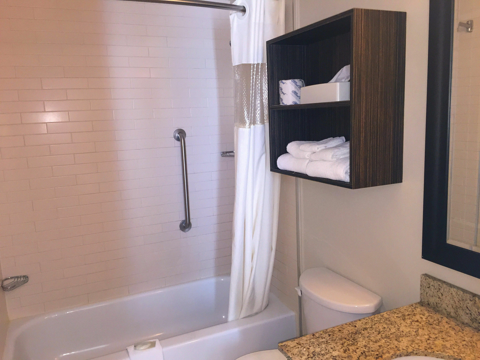 Quality Inn & Suites Pe Trudeau Airport Dorval Bagian luar foto